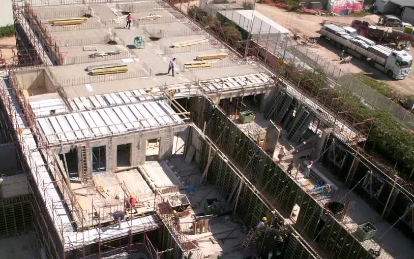 Vista dall'alto di un cantiere con solai e strutture in cemento armato in costruzione