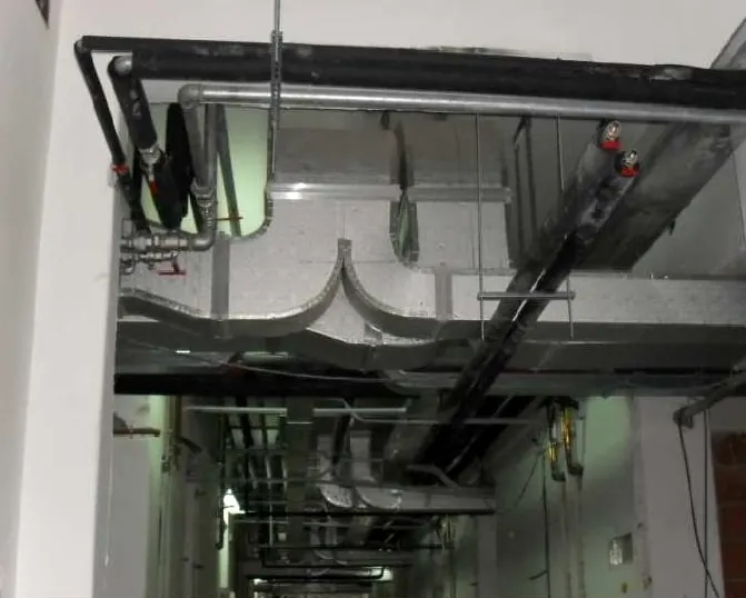 Canalizzazioni aerauliche e passerelle impiantistiche a soffitto in fase di montaggio