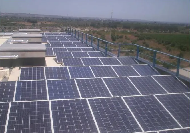 Impianto fotovoltaico installato sulla copertura piana di un edificio pubblico