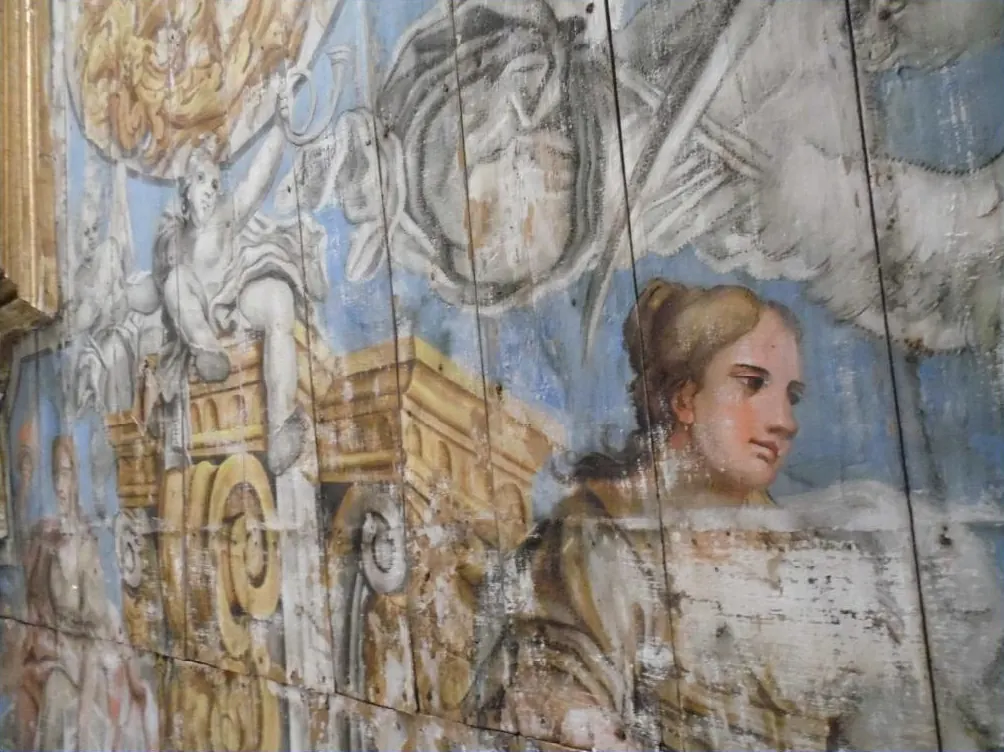 Dettaglio di un affresco con figura femminile dopo il restauro