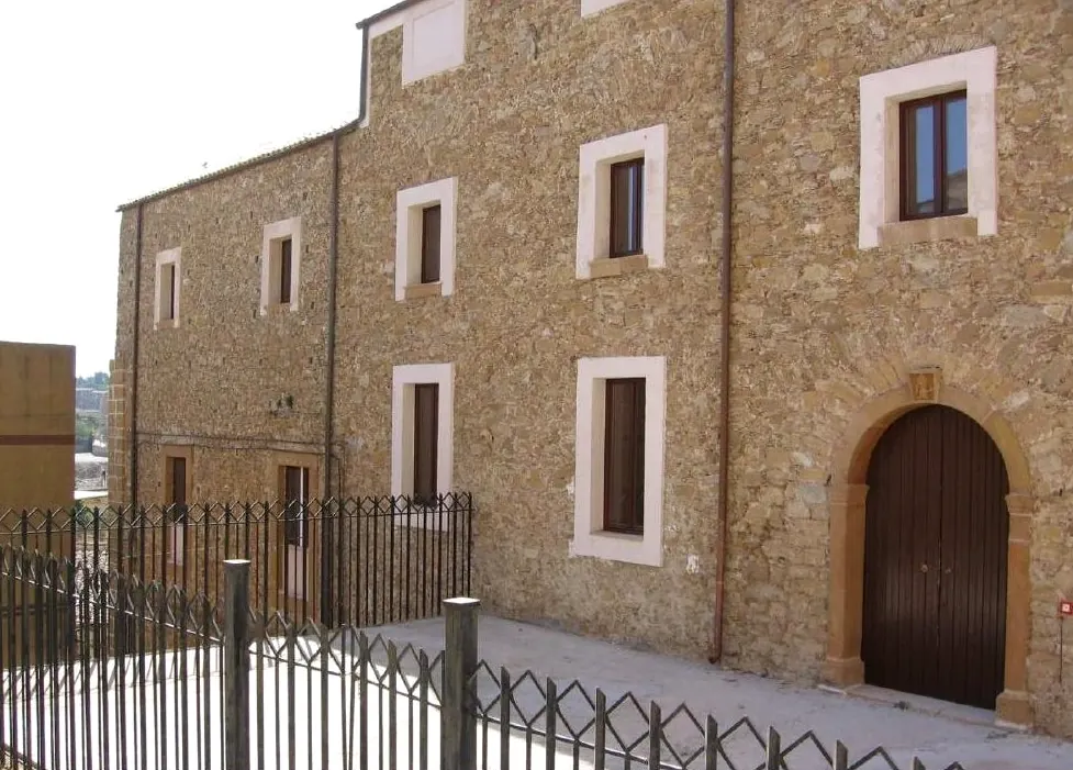Facciata in pietra di un palazzo storico dopo il restauro conservativo
